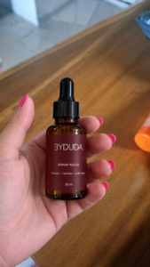 Cliente com o Sérum Facial Eyduda