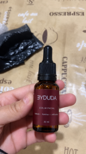 Cliente com o Sérum Facial Eyduda