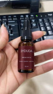 Cliente com o Sérum Facial Eyduda