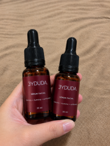 Cliente com o Sérum Facial Eyduda
