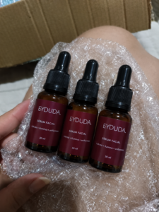 Cliente com o Sérum Facial Eyduda