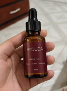 Cliente com o Sérum Facial Eyduda