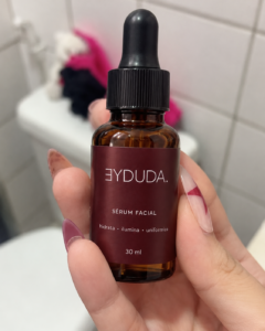 Cliente com o Sérum Facial Eyduda
