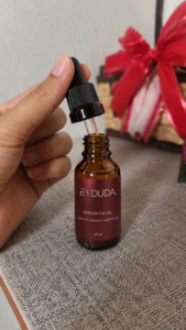 Cliente com o Sérum Facial Eyduda