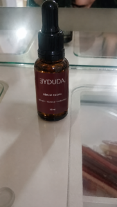 Cliente com o Sérum Facial Eyduda