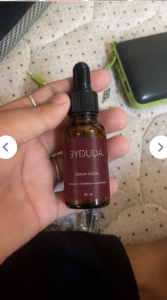 Cliente com o Sérum Facial Eyduda