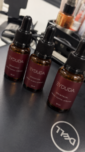 Cliente com o Sérum Facial Eyduda