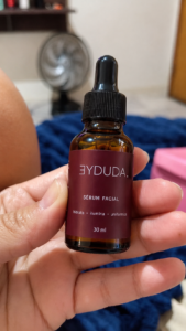 Cliente com o Sérum Facial Eyduda