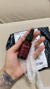Cliente com o Sérum Facial Eyduda