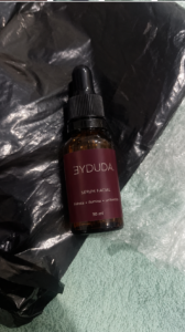 Cliente com o Sérum Facial Eyduda