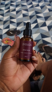 Cliente com o Sérum Facial Eyduda